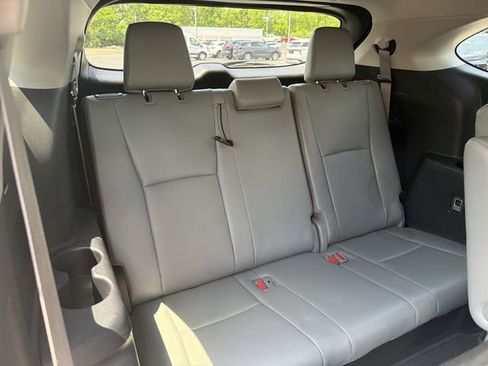 Used 2021 Toyota Highlander XLE AWD/4WD image 16