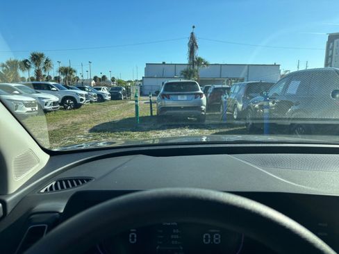 Used 2025 Kia Sportage LX image 34