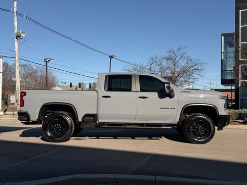 Used 2024 Chevrolet Silverado 2500 ZR2 w/ Technology Package image 2