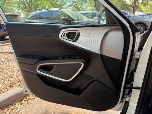 Used 2025 Kia Soul LX w/ LX Technology Package image 18