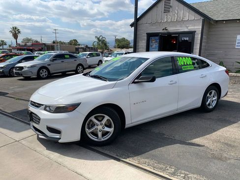 Used 2018 Chevrolet Malibu LS FWD image 2