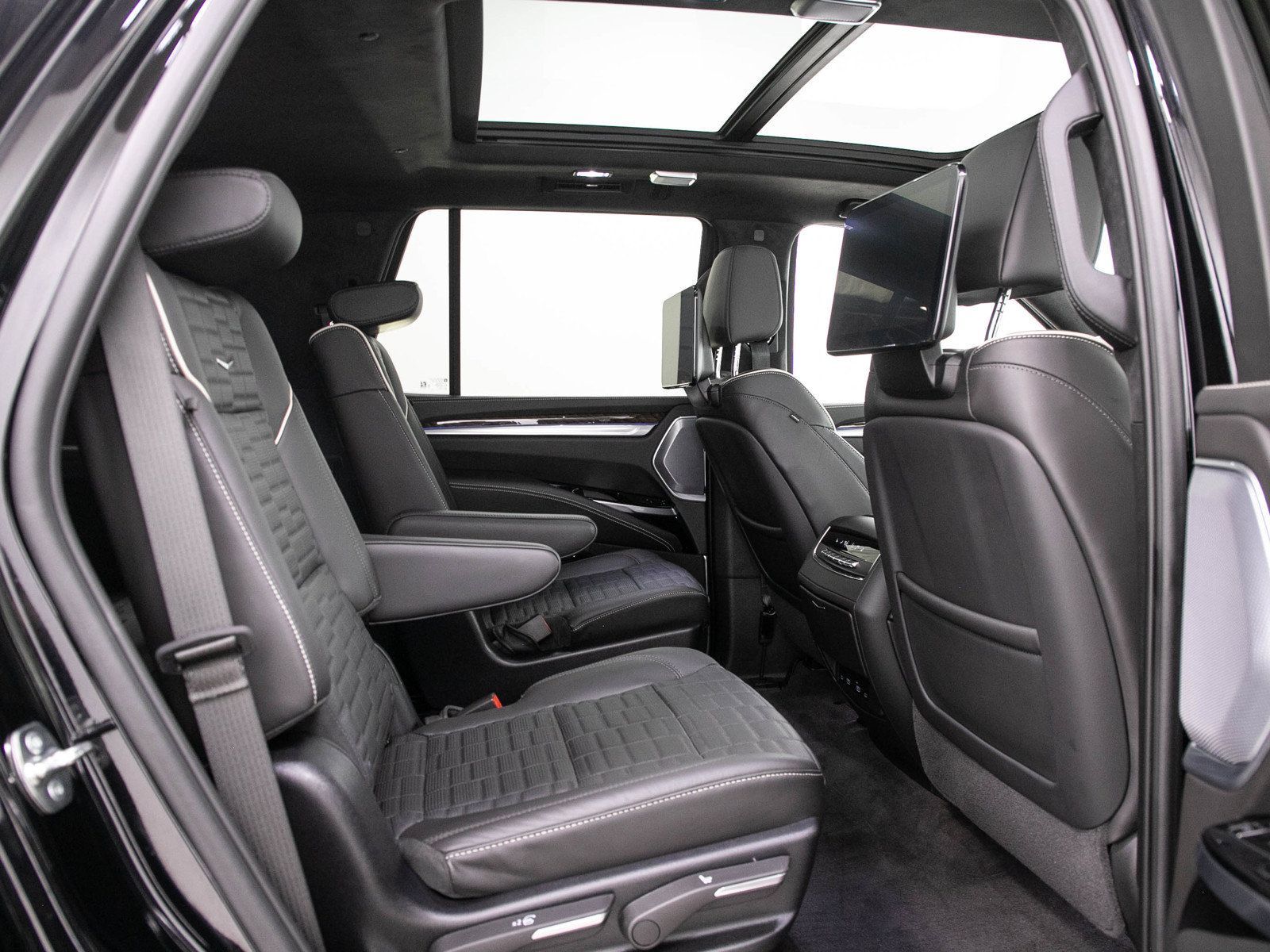 Used 2025 Cadillac Escalade Sport Platinum w/ LPO, ONYX Package AWD/4WD image 13
