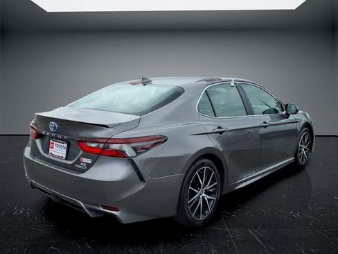 Used 2022 Toyota Camry SE w/ Cold Weather Package FWD image 3