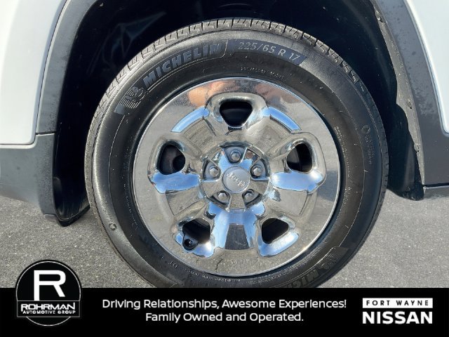 Used 2017 Jeep Cherokee Sport AWD/4WD image 9