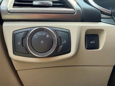 Used 2019 Ford Fusion SE FWD image 15