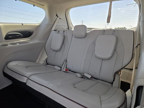 Used 2018 Chrysler Pacifica Limited w/ Tire & Wheel Group FWD image 27