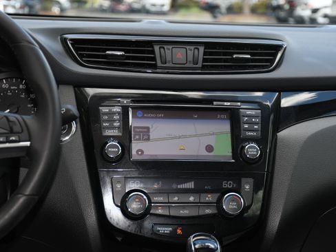Used 2017 Nissan Rogue Sport SV w/ SV Premium Package FWD image 17