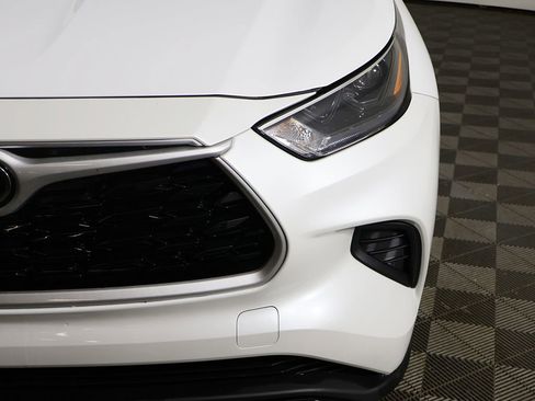 Used 2023 Toyota Highlander L image 11