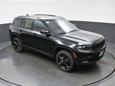 New 2025 Jeep Grand Cherokee Altitude AWD/4WD image 24