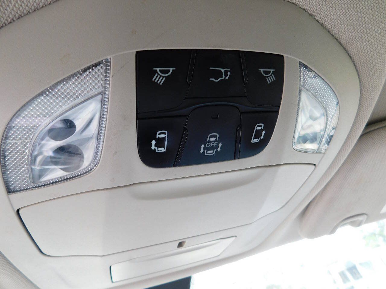 Used 2022 Chrysler Voyager LX FWD image 38