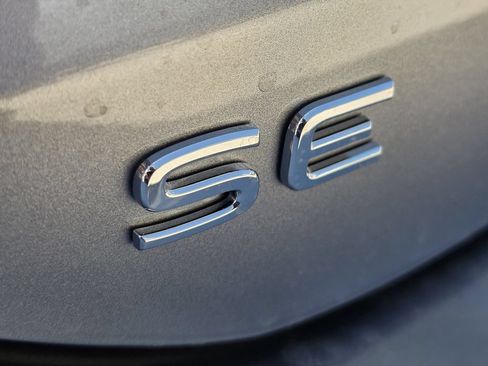 New 2026 Volkswagen Tiguan SE FWD image 8