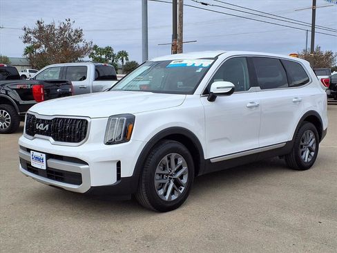 Used 2025 Kia Telluride LX image 3