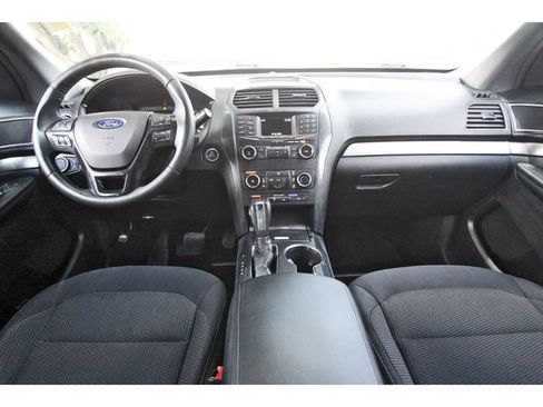 Used 2018 Ford Explorer XLT FWD image 8