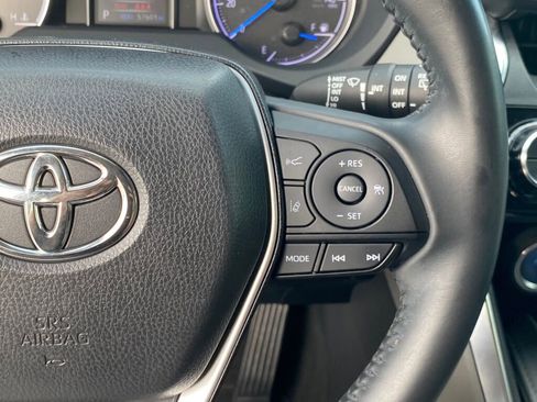 Used 2021 Toyota Venza LE image 28