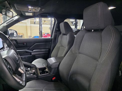 Used 2025 Toyota 4Runner SR5 AWD/4WD image 23