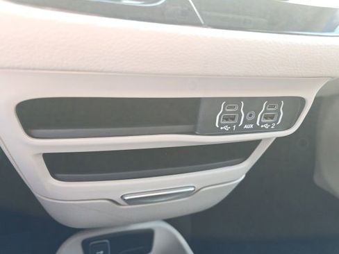 Used 2023 Chrysler Pacifica Touring-L FWD image 21