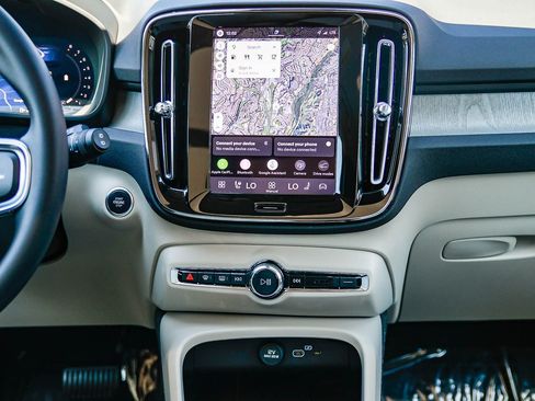 Used 2026 Volvo XC40 B5 Plus w/ Protection Package Premier image 15