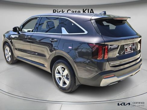 Certified 2025 Kia Sorento LX image 8