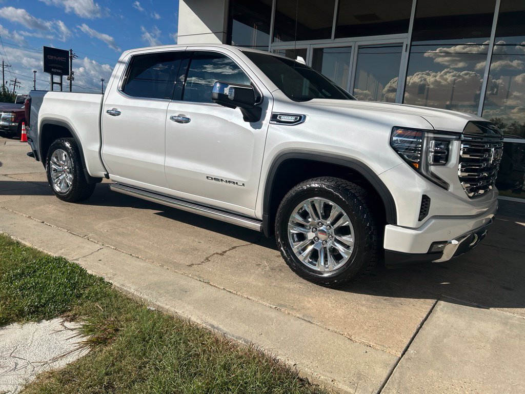 Used 2024 GMC Sierra 1500 Denali w/ Technology Package AWD/4WD image 2