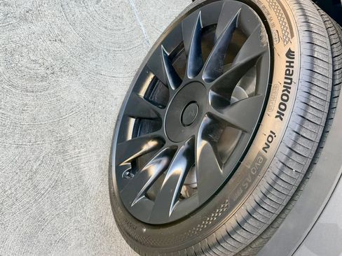 Used 2022 Tesla Model Y Long Range AWD/4WD image 40
