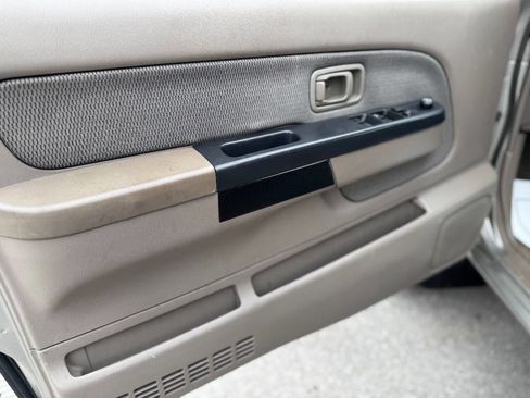 Used 2003 Nissan Frontier XE image 9