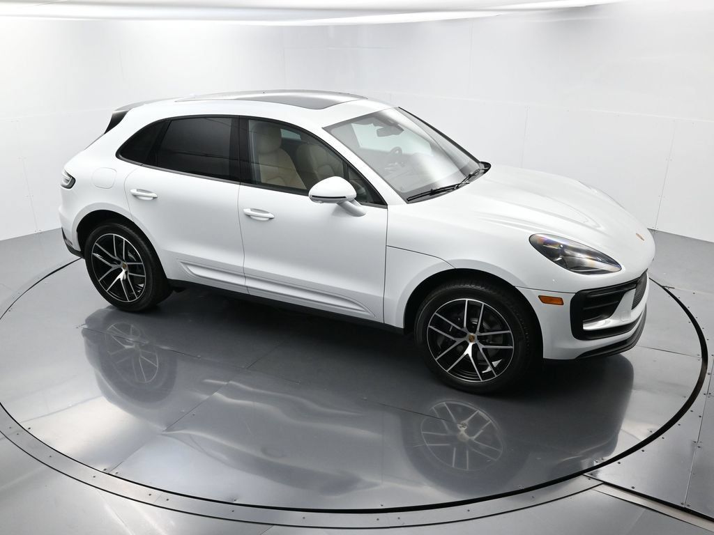 Certified 2025 Porsche Macan AWD/4WD image 37