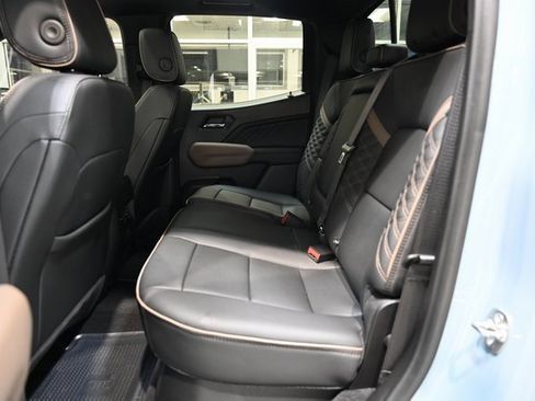 Used 2025 GMC Canyon Denali image 13