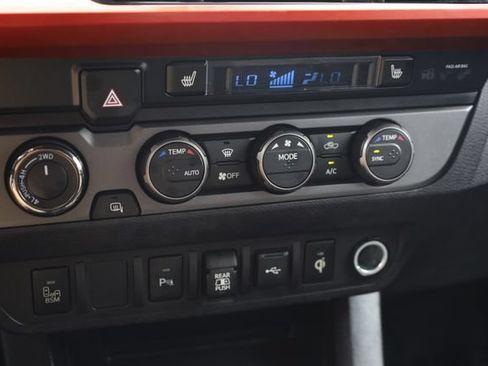 Used 2020 Toyota Tacoma TRD Off-Road w/ TRD Premium Off Road Package AWD/4WD image 19