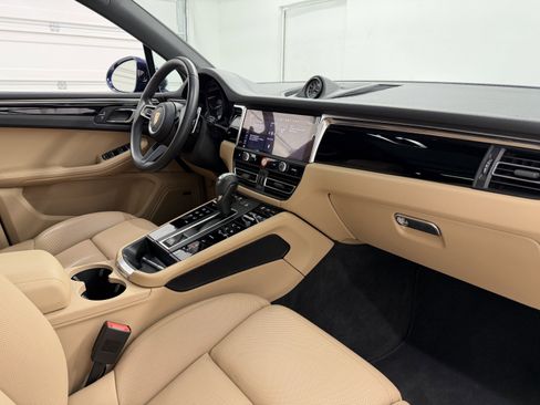 Certified 2025 Porsche Macan image 24