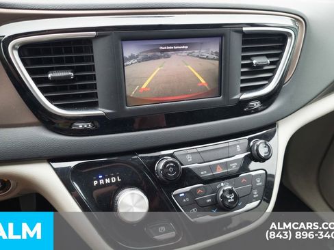 Used 2023 Chrysler Voyager LX image 8