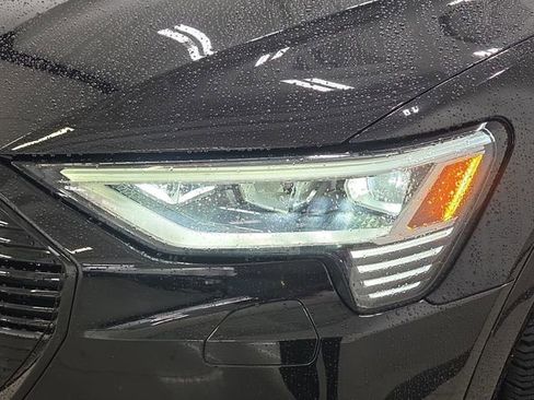 Used 2021 Audi e-tron Premium Plus image 31