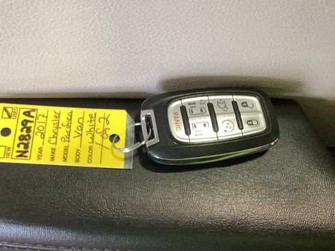 Used 2017 Chrysler Pacifica Limited image 12