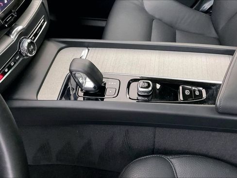 Certified 2025 Volvo XC60 B5 Plus image 19