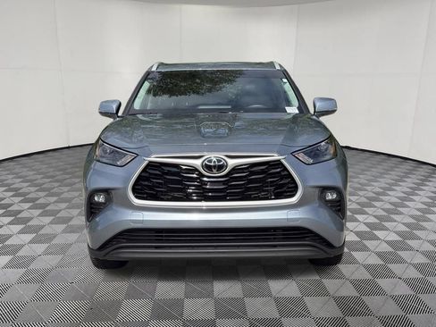 Used 2022 Toyota Highlander XLE AWD/4WD image 3