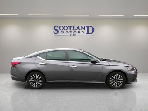 Used 2024 Nissan Altima 2.5 SV FWD image 5