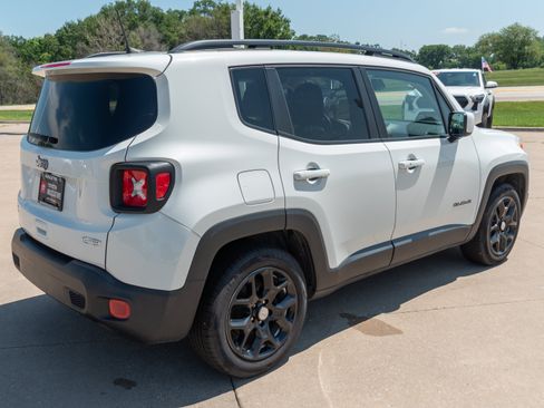 Used 2018 Jeep Renegade Latitude FWD image 18