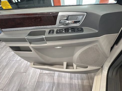 Used 2010 Chrysler Town & Country Touring FWD image 32
