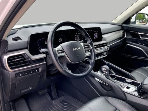 Used 2024 Kia Telluride EX w/ EX Captain's Chair Package FWD image 17