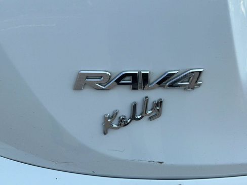Used 2018 Toyota RAV4 XLE w/ Plus Extra Value Package AWD/4WD image 10