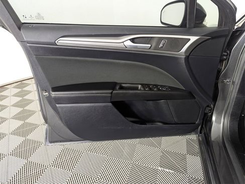 Used 2020 Ford Fusion SE image 18