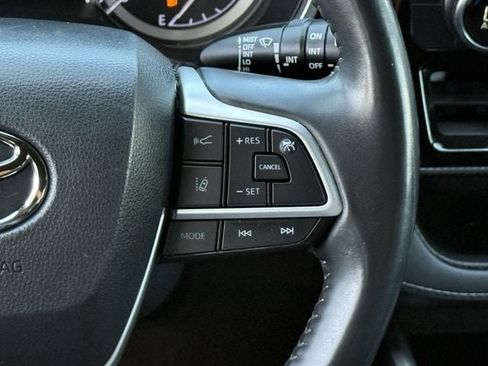 Used 2022 Toyota Highlander XSE FWD image 14