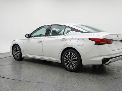 Used 2025 Nissan Altima 2.5 SV FWD image 9