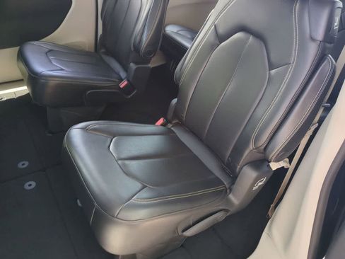 Used 2020 Chrysler Voyager Lxi FWD image 20