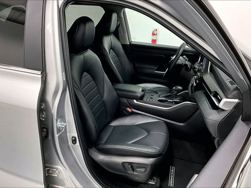 Used 2024 Toyota Highlander XLE image 10
