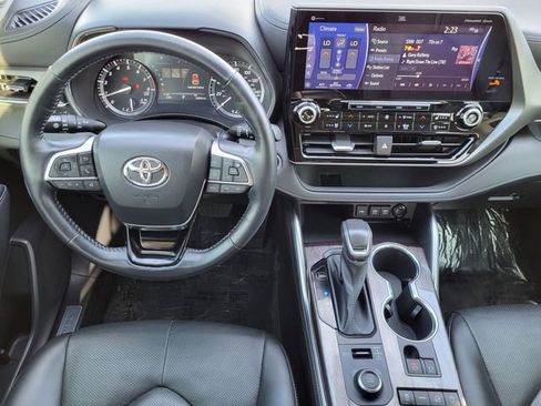 Used 2021 Toyota Highlander Limited image 2