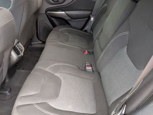Used 2021 Jeep Cherokee Latitude AWD/4WD image 19