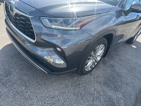 Used 2024 Toyota Highlander Platinum FWD image 9