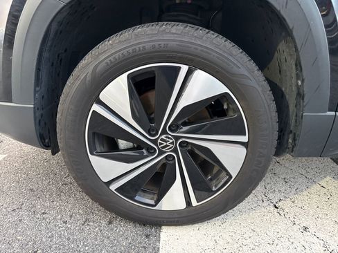 Certified 2025 Volkswagen Taos SE w/ Panoramic Sunroof Package image 10