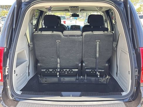 Used 2019 Dodge Grand Caravan SE w/ UConnect Hands-Free Group FWD image 8