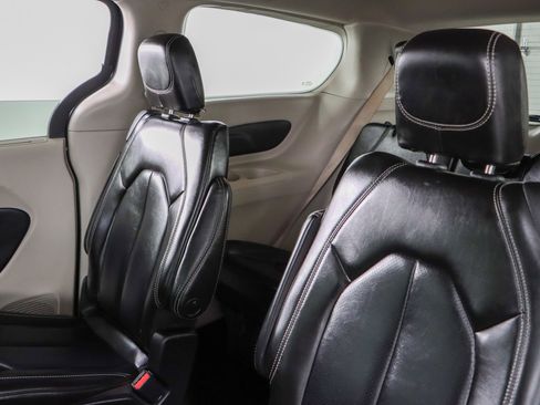 Used 2023 Chrysler Pacifica Touring-L image 24